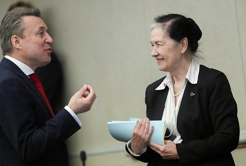 Заместитель Председателя Комитета по безопасности и противодействию коррупции Анатолий Выборный и Председатель Комиссии по обеспечению жилищных прав граждан Галина Хованская