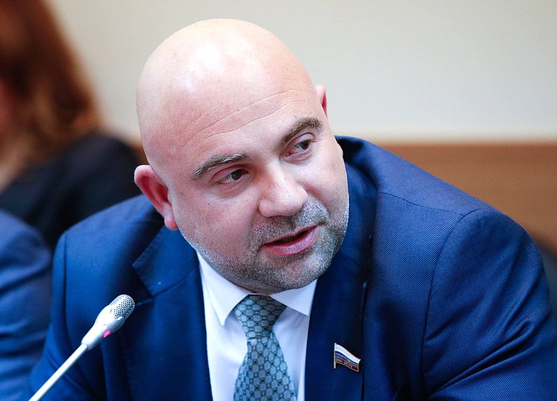 Член Комитета по экологии, природным ресурсам и охране окружающей среды Тимофей Баженов