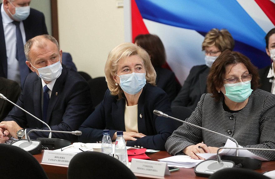 Члены Комитета по охране здоровья Николай Щеглов, Тамара Фролова и Римма Утяшева