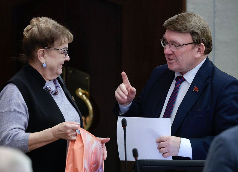 Член Комиссии по Регламенту и обеспечению деятельности Государственной Думы Ольга Алимова и член Комитета по вопросам собственности, земельным и имущественным отношениям Николай Иванов