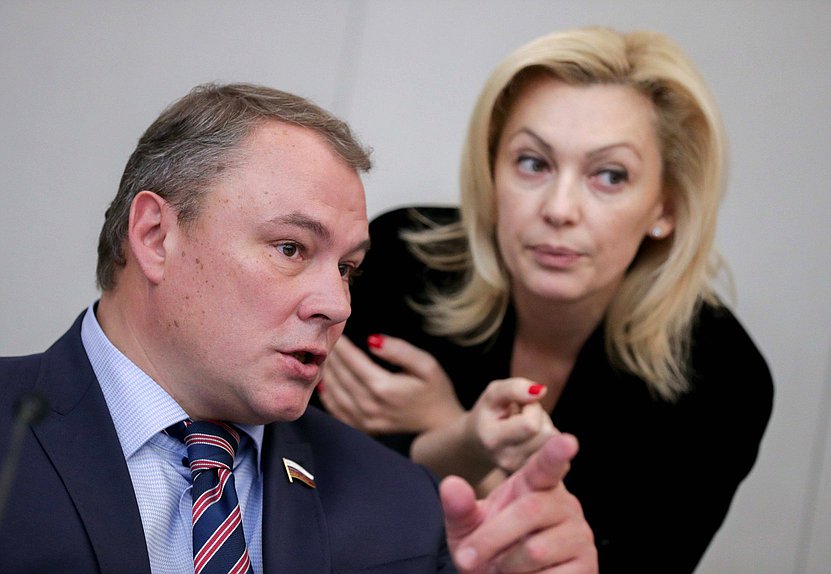 Заместители Председателя Государственной Думы Петр Толстой и Ольга Тимофеева