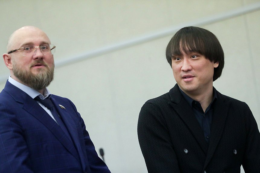 Заместитель Председателя Комитета по физической культуре и спорту Сергей Бурлаков и Председатель Комитета по туризму и развитию туристической инфраструктуры Сангаджи Тарбаев