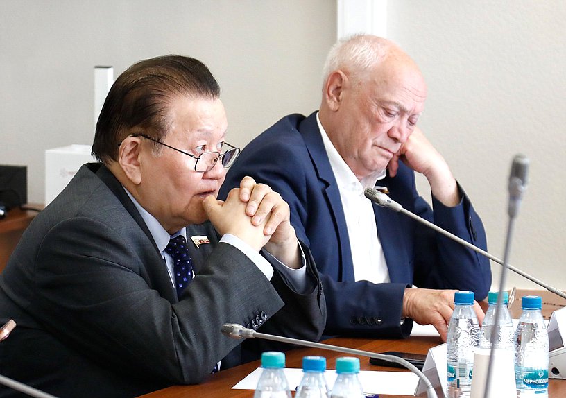 Первый заместитель Председателя Комитета по охране здоровья Федот Тумусов и член Комитета Александр Румянцев