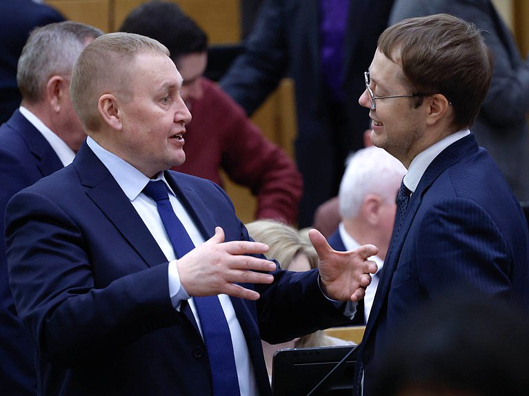 Член Комитета по безопасности и противодействию коррупции Андрей Альшевских и член Комитета по бюджету и налогам Никита Чаплин