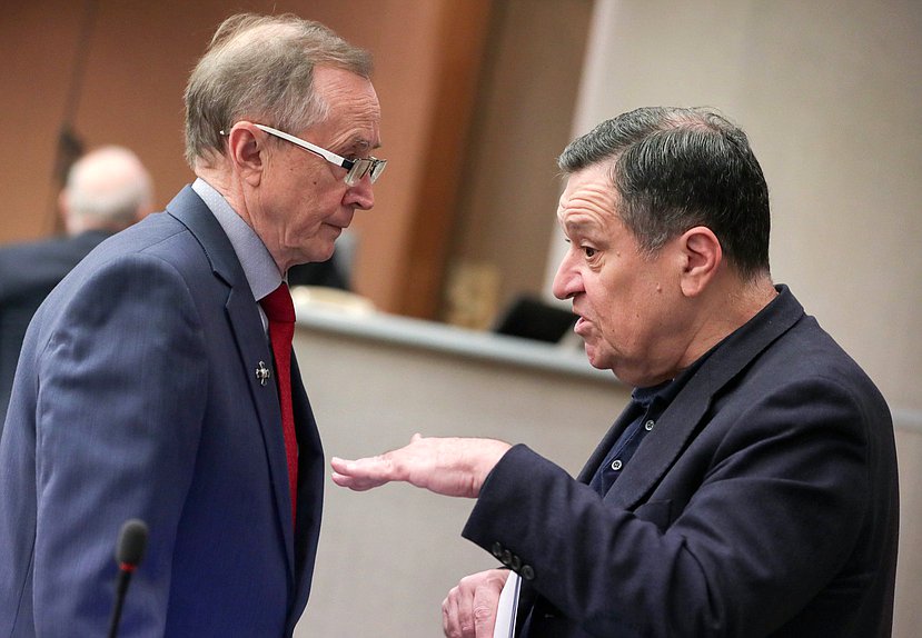 Первый заместитель Председателя Комитета по развитию гражданского общества, вопросам общественных и религиозных объединений Николай Бурляев и Председатель Комитета по бюджету и налогам Андрей Макаров