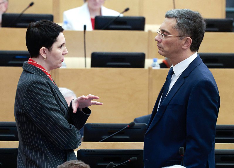 Заместитель Председателя Комитета по экологии, природным ресурсам и охране окружающей среды Жанна Рябцева и Председатель Комитета по промышленности и торговле Владимир Гутенев