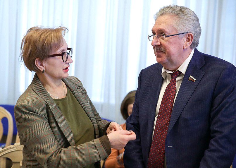 Члены Комитета по энергетике Наталья Назарова и Иван Медведев