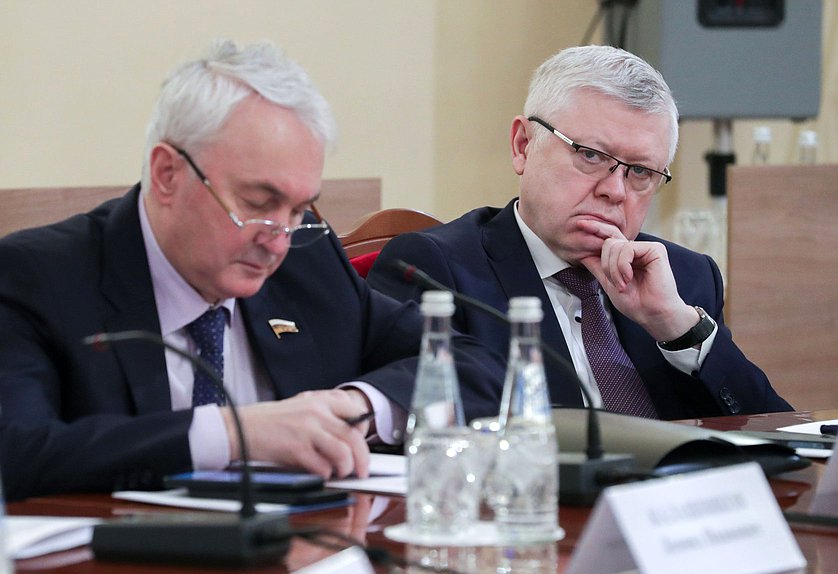 Chairman of the Committee on Security and Corruption Control Vasily Piskarev and Chairman of the Committee on Defence Andrey Kartapolov
