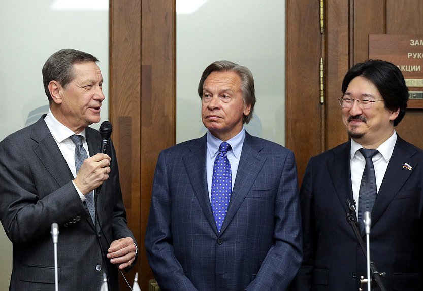 Первый заместитель Председателя Государственной Думы Александр Жуков, сенатор РФ Алексей Пушков и Первый заместитель Председателя Комитета по охране здоровья Бадма Башанкаев