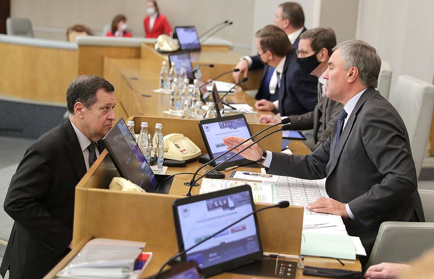 Председатель Государственной Думы Вячеслав Володин и Председатель Комитета по бюджету и налогам Андрей Макаров