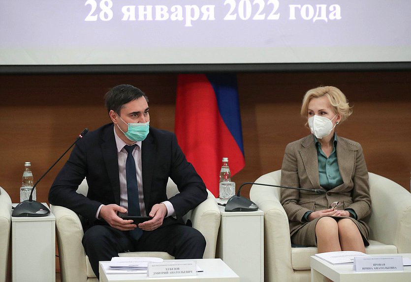 Председатель Комитета по охране здоровья Дмитрий Хубезов и заместитель Председателя Государственной Думы Ирина Яровая