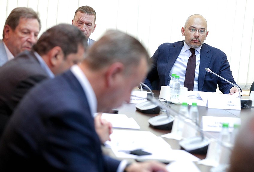 Председатель Комитета по природным ресурсам, собственности и земельным отношениям Николай Николаев