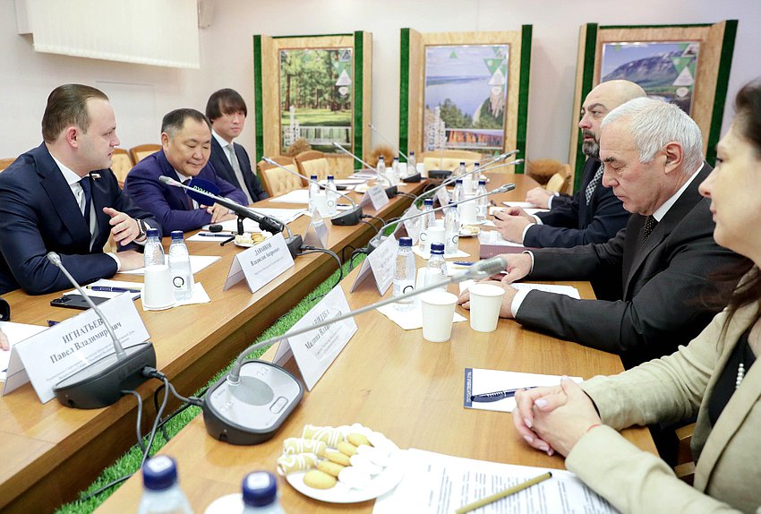 Заместители Председателя Государственной Думы Владислав Даванков и Шолбан Кара-оол и Председатель Комитета по туризму и развитию туристической инфраструктуры Сангаджи Тарбаев