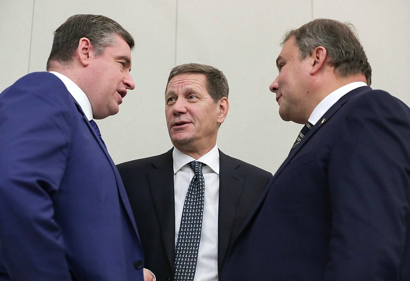 Председатель Комитета по международным делам Леонид Слуцкий, Первый заместитель Председателя Государственной Думы Александр Жуков и заместитель Председателя Государственной Думы Петр Толстой