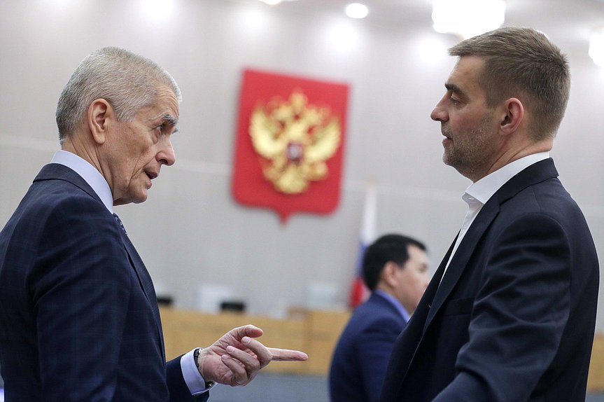 Первый заместитель Председателя Комитета по образованию и науке Геннадий Онищенко и член Комитета по международным делам Сергей Железняк