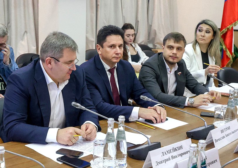 Первый заместитель Председателя Комитета по контролю Дмитрий Ламейкин, член Комитета по информационной политике, информационным технологиям и связи Вячеслав Петров и Первые заместители Председателя Комитета Антон Ткачёв и Марина Ким