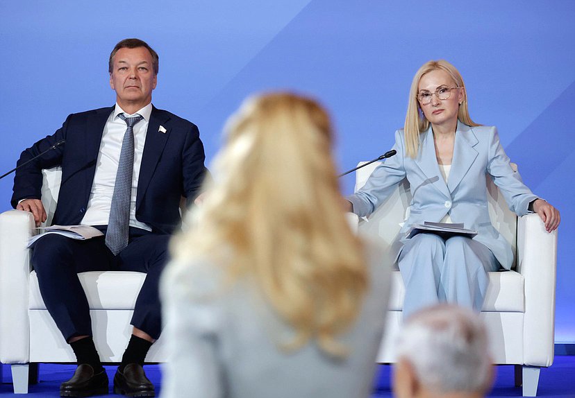 Первый заместитель Председателя Совета Федерации Андрей Яцкин и заместитель Председателя Государственной Думы Ирина Яровая