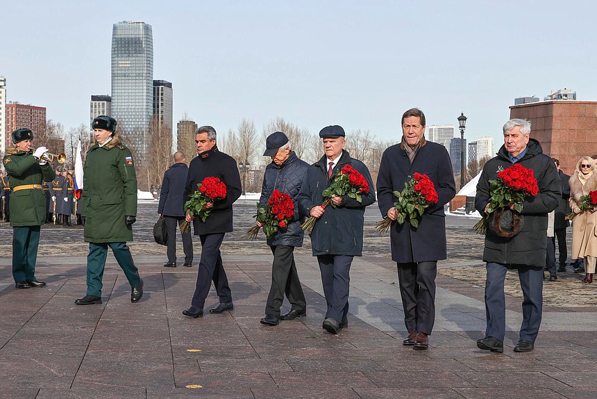 Возложение венка к Вечному огню в парке Победы на Поклонной горе в День защитника Отечества