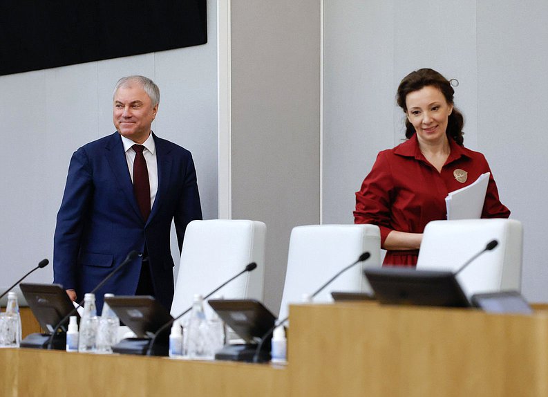 Председатель Государственной Думы Вячеслав Володин и заместитель Председателя Государственной Думы Анна Кузнецова