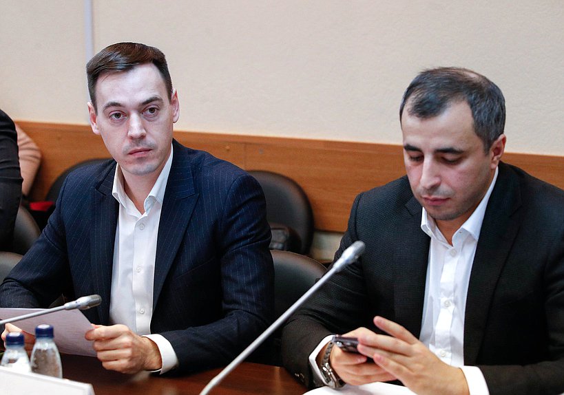 Председатель Молодежного парламента при Государственной Думе Дмитрий Шатунов (слева)