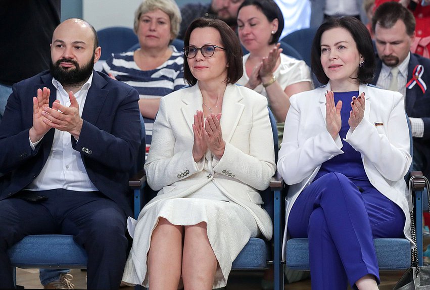 Член Комитета по промышленности и торговле Мария Василькова (справа)