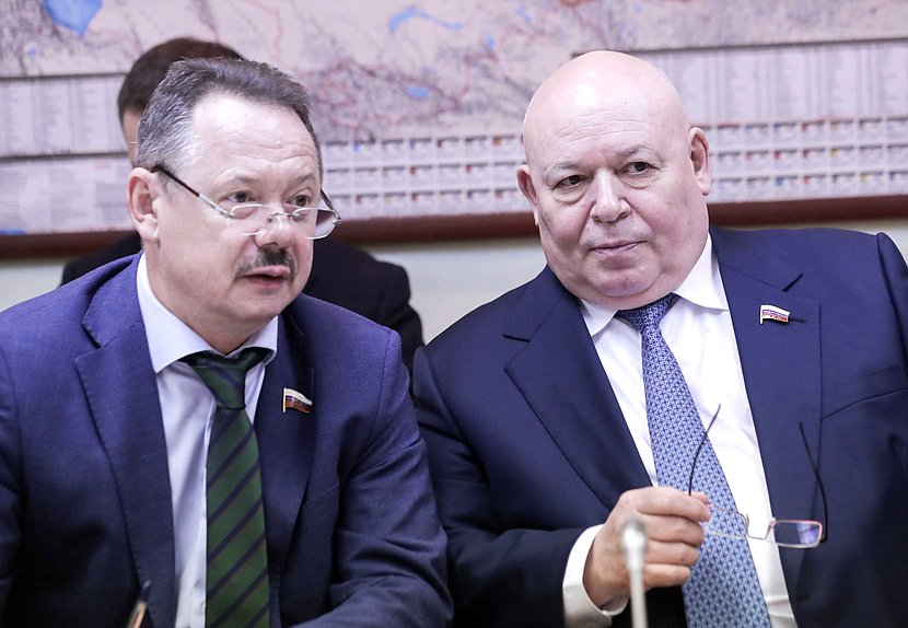Члены Комитета по региональной политике и проблемам Севера и Дальнего Востока Владимир Новиков и Анатолий Тихомиров