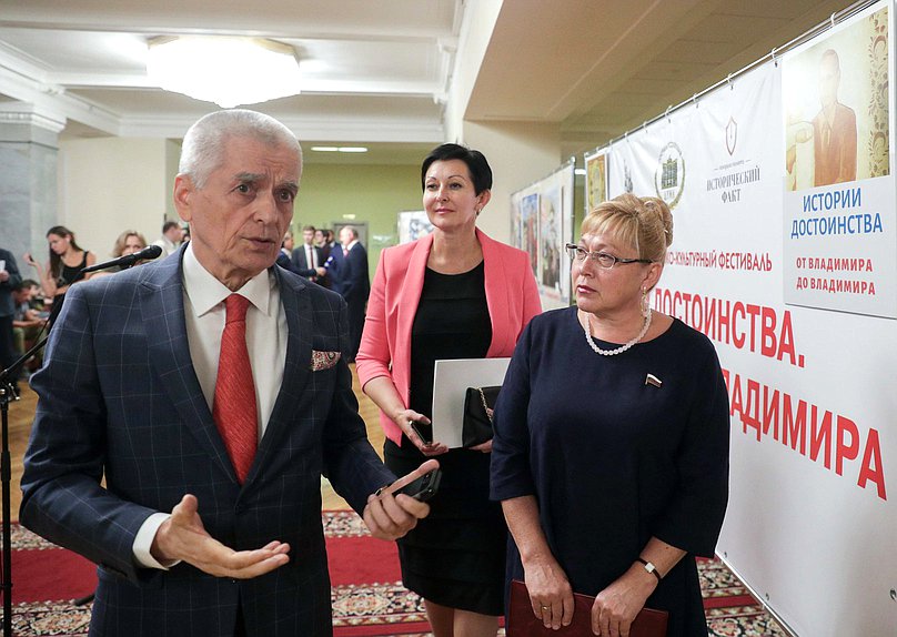 Первый заместитель Председателя Комитета по образованию и науке Геннадий Онищенко, член Комитета по культуре Светлана Савченко и заместитель Председателя Комитета по региональной политике и проблемам Севера и Дальнего Востока Оксана Бондарь