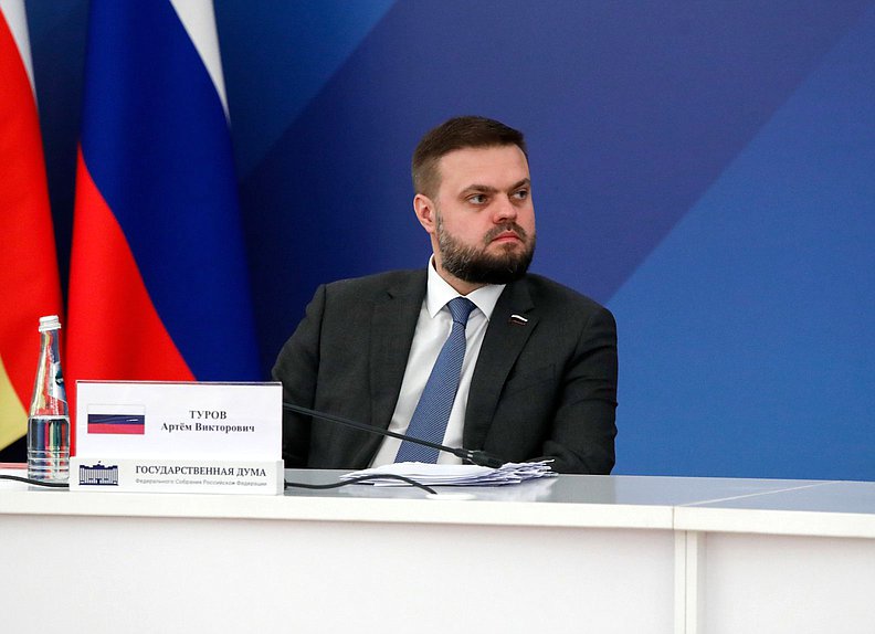 Заместитель Председателя Комитета по делам СНГ, евразийской интеграции и связям с соотечественниками Артем Туров