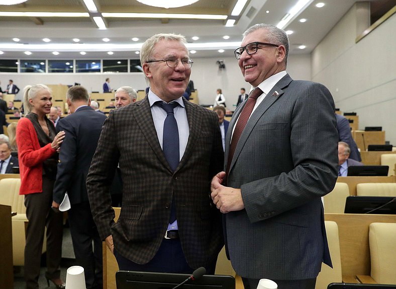 Первый заместитель Председателя Комитета по физической культуре, спорту, туризму и делам молодежи Вячеслав Фетисов и Первый заместитель Председателя Комитета по федеративному устройству и вопросам местного самоуправления Игорь Сапко