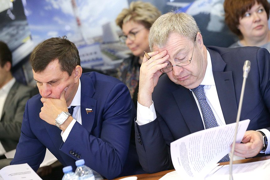 Члены Комитета по экономической политике, промышленности, инновационному развитию и предпринимательству Алексей Балыбердин и Виталий Бахметьев