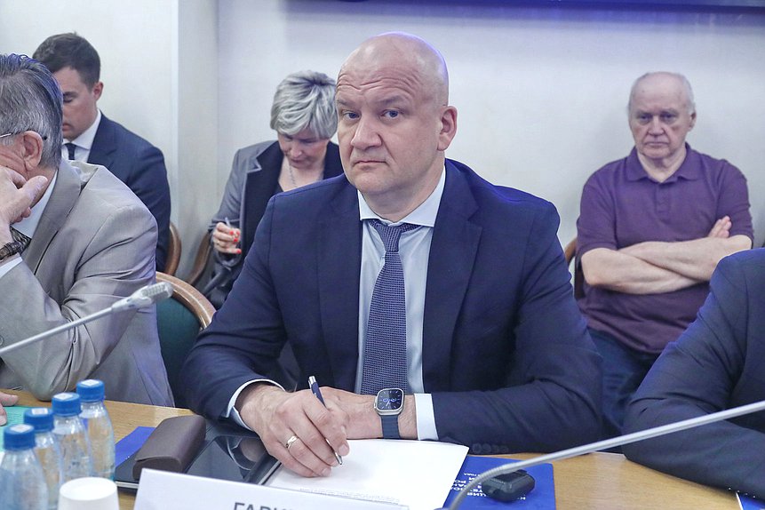 Член Комитета по транспорту и развитию транспортной инфраструктуры Олег Гарин