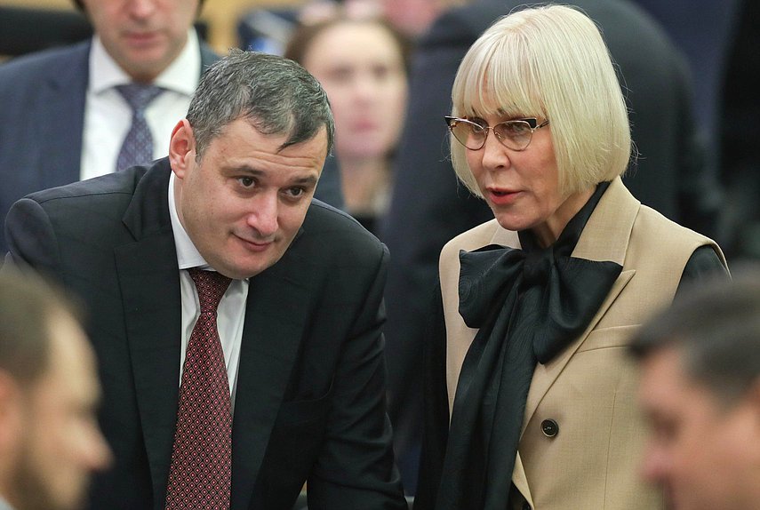 Председатель Комитета по информационной политике, информационным технологиям и связи Александр Хинштейн и Первый заместитель Председателя Комитета по экономической политике Надежда Школкина