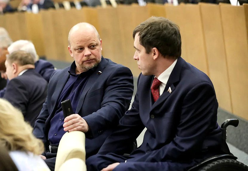 Заместитель Председателя Комитета по информационной политике, информационным технологиям и связи Владимир Крупенников и заместитель Председателя Комитета по труду, социальной политике и делам ветеранов Михаил Терентьев