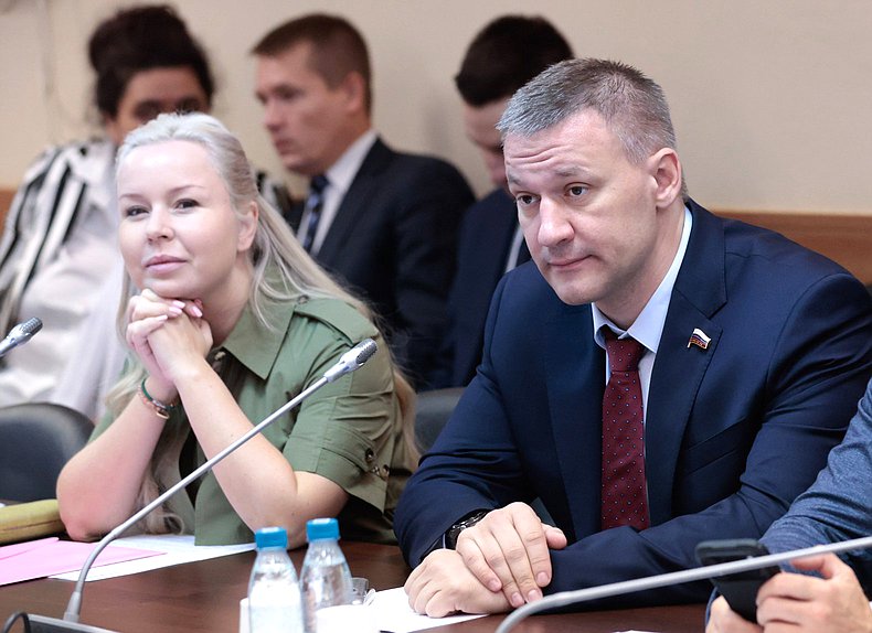 Члены Комитета по экологии, природным ресурсам и охране окружающей среды Ольга Степченко и Алексей Свалов