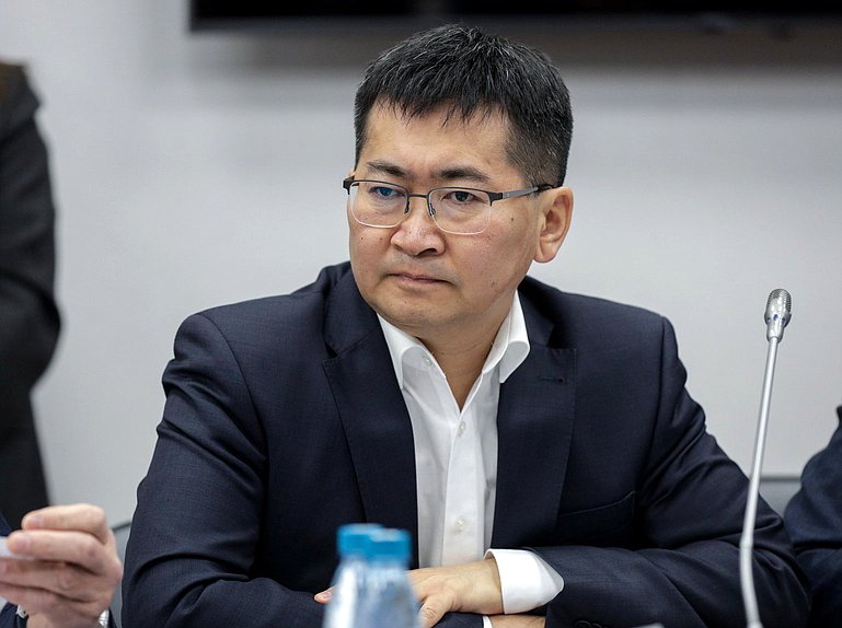 Член Комитета по экологии, природным ресурсам и охране окружающей среды Николай Будуев