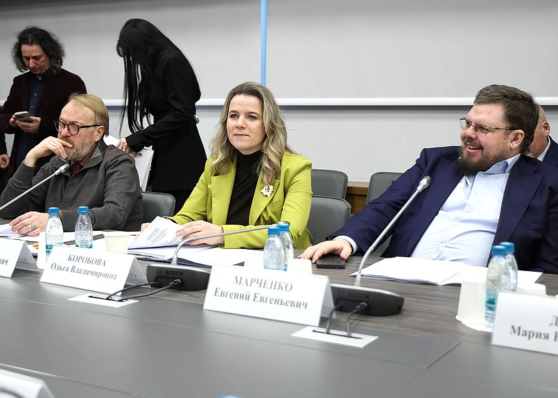 Заместитель Председателя Комитета по защите семьи, вопросам отцовства, материнства и детства Виталий Милонов и члены Комитета Ольга Коробова и Евгений Марченко
