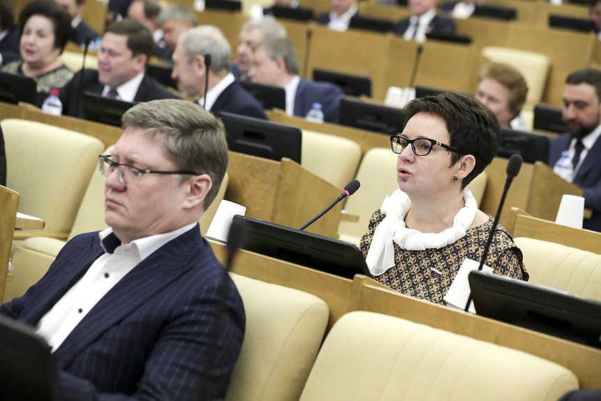 Первый заместитель руководителя фракции «Единая Россия» Андрей Исаев и Председатель Комитета по контролю и Регламенту Ольга Савастьянова