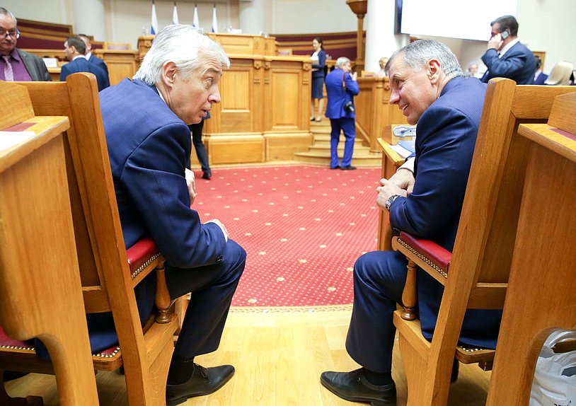 Председатель Государственного Совета Республики Крым Владимир Константинов (справа)