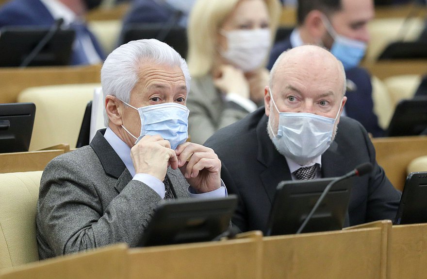 Руководитель фракции «Единая Россия» Владимир Васильев и Председатель Комитета по государственному строительству и законодательству Павел Крашенинников
