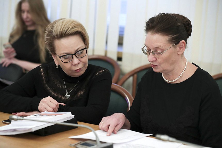 Член Комитета по бюджету и налогам Галина Данчикова (слева)
