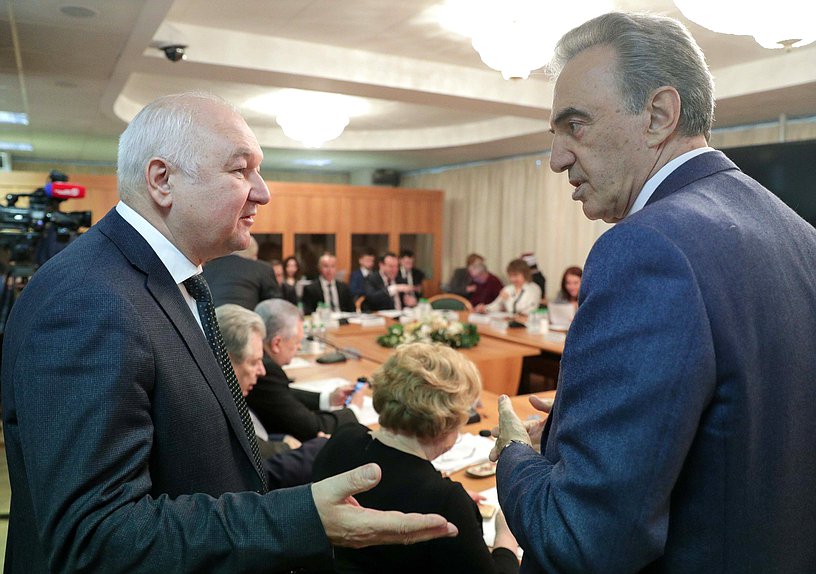 Первый заместитель Председателя Комитета по делам национальностей Ильдар Гильмутдинов (слева)