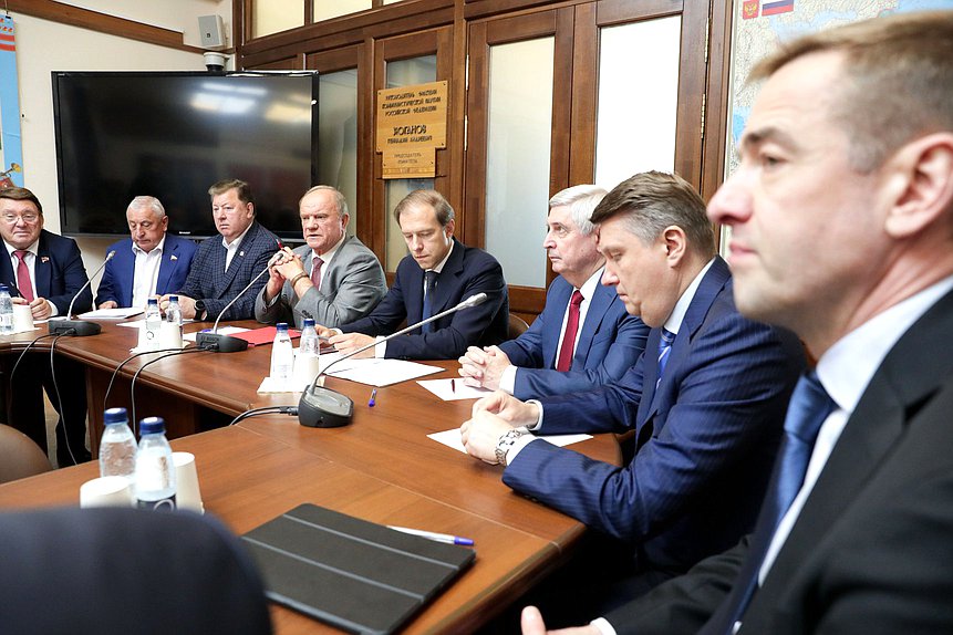 Встреча фракций Государственной Думы с Министром промышленности и торговли РФ Денисом Мантуровым