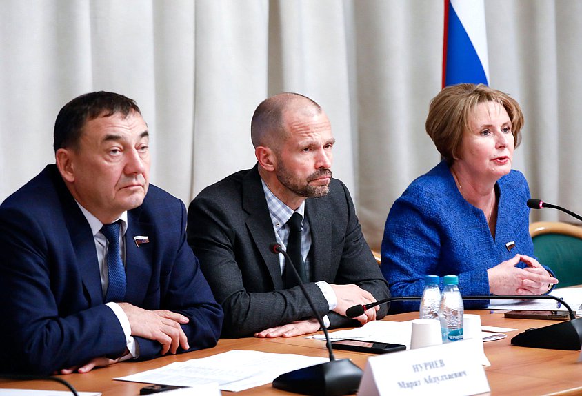 Член Комитета по строительству и ЖКХ Марат Нуриев, Первый заместитель Председателя Комитета Роман Лябихов и заместитель Председателя Комитета Светлана Разворотнева