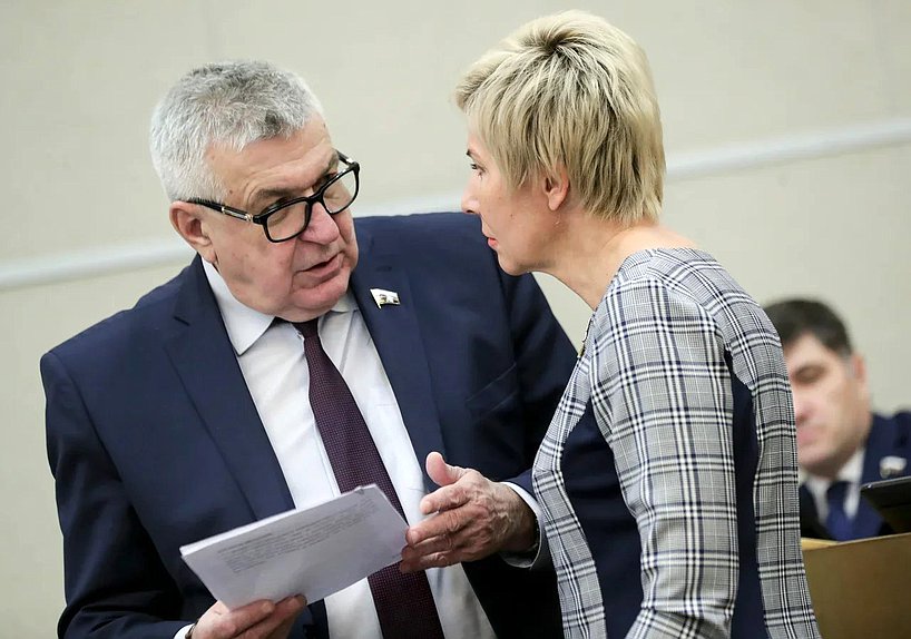 Первый заместитель Председателя Комитета по федеративному устройству и вопросам местного самоуправления Игорь Сапко и член Комитета по труду, социальной политике и делам ветеранов Ольга Павлова