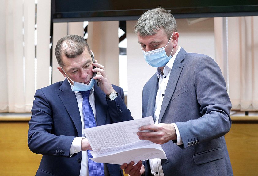 Председатель правления Пенсионного фонда РФ Максим Топилин (слева)