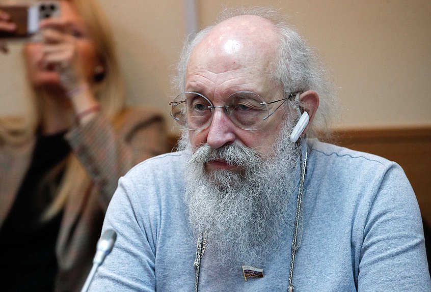 Член Комитета по просвещению Анатолий Вассерман