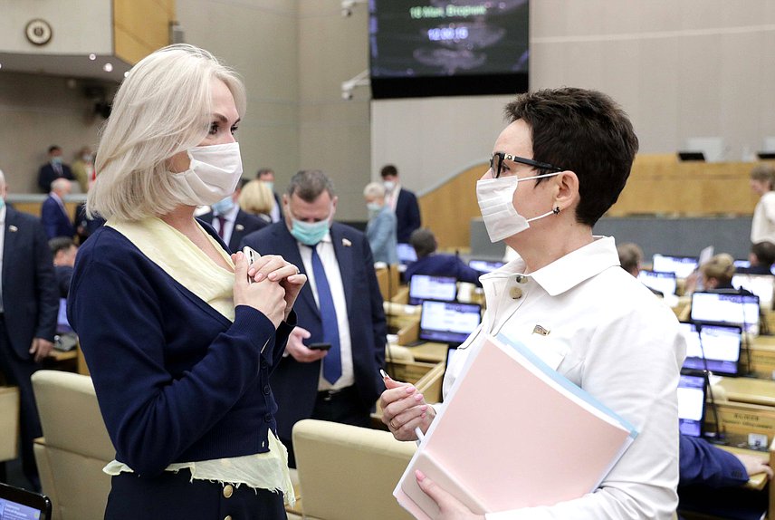 Член Комитета по государственному строительству и законодательству Ирина Белых и Председатель Комитета по контролю и Регламенту Ольга Савастьянова