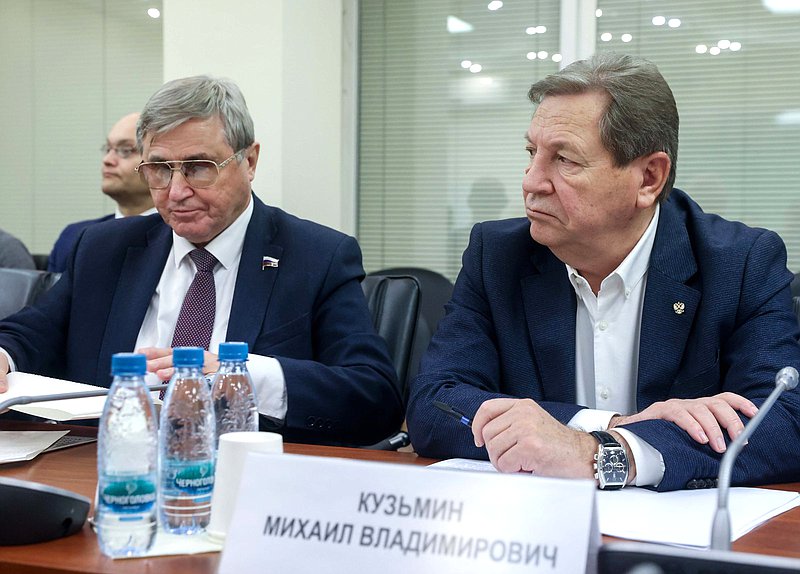 Первый заместитель Председателя Комитета по науке и высшему образованию Олег Смолин и член Комитета Михаил Кузьмин