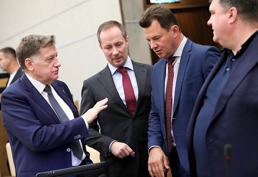 Член Комитета по финансовому рынку Вячеслав Макаров и член Комитета по транспорту и развитию транспортной инфраструктуры Роман Романенко