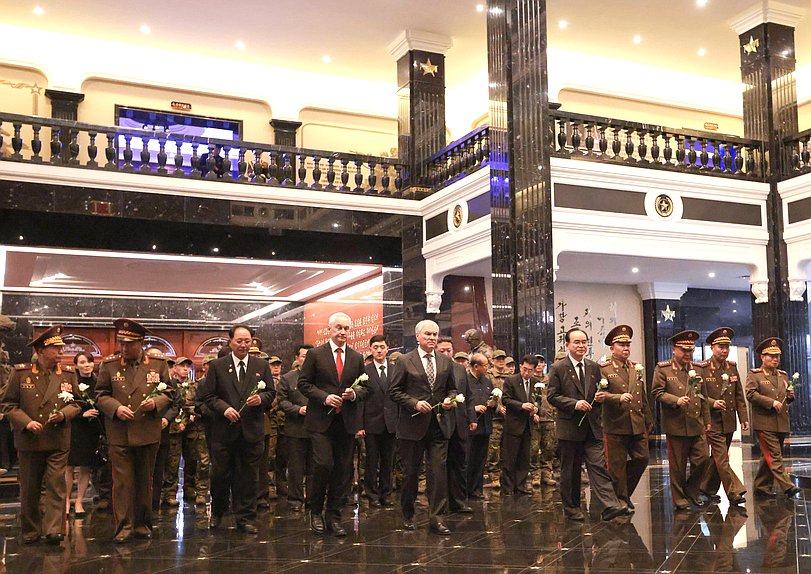 Министр обороны РФ Андрей Белоусов и Председатель Государственной Думы Вячеслав Володин. Церемония открытия Мемориального комплекса и Музея боевых подвигов героев зарубежной военной операции